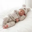 Zyzio & Zuzia kisfiú KAZUM 3 részes kötött baba szett kardigánnal, nadrággal és sapkával kapucsínó 56/62