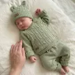 Zyzio & Zuzia kisfiú KAZUM olívazöld 3 részes kötött baba szett kardigánnal, babanadrággal és sapkával 56/62