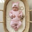 Zyzio & Zuzia kislány KAZUM púderrózsaszín 3 részes kötött baba szett kardigánnal, babanadrággal és sapkával 56/62