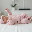 Zyzio & Zuzia kislány KAZUM púderrózsaszín 3 részes kötött baba szett kardigánnal, babanadrággal és sapkával 56/62