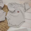 Zyzio & Zuzia uniszex bézs 4 részes bordázott baba kelengye szett bodyval, talpas babanadrággal, kapucnis felsővel és sapkával 62