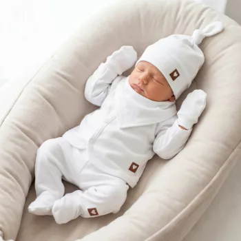   Zyzio & Zuzia uniszex 6 részes újszülött kezdő szett bodyval, talpas babanadrággal, sapkával és kiegészítőkkel hófehér 50