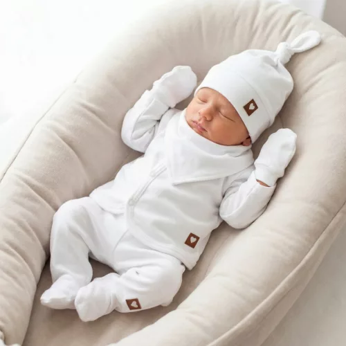 Zyzio & Zuzia uniszex 6 részes újszülött kezdő szett bodyval, talpas babanadrággal, sapkával és kiegészítőkkel hófehér 50