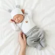 Zyzio & Zuzia kisfiú 5 részes kötött hatású újszülött kezdő szett bodyval, talpas babanadrággal, felsővel, sapkával és körömkesztyűvel szürke-fehér 50