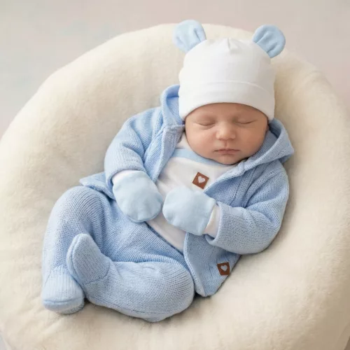Zyzio & Zuzia kisfiú 5 részes kötött hatású újszülött kezdő szett bodyval, talpas babanadrággal, felsővel, sapkával és körömkesztyűvel világoskék-fehér 56