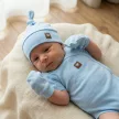 Zyzio & Zuzia kisfiú 6 részes újszülött kezdő szett bodyval, talpas babanadrággal, sapkával és kiegészítőkkel világoskék 50