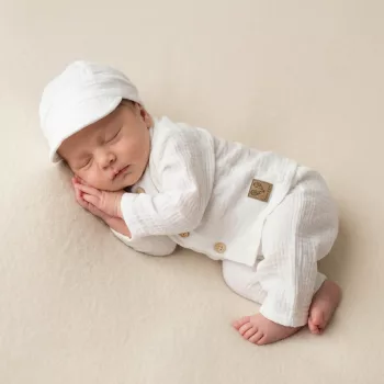   Zyzio & Zuzia kisfiú fehér 3 részes muszlin elegáns baba együttes inggel, nadrággal és ellenzős sapkával 80