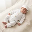 Zyzio & Zuzia kisfiú fehér 3 részes muszlin elegáns baba együttes inggel, nadrággal és ellenzős sapkával 56
