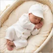 Zyzio & Zuzia kisfiú fehér 3 részes muszlin elegáns baba együttes inggel, nadrággal és ellenzős sapkával 56