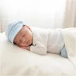 Zyzio & Zuzia kisfiú babakék 3 részes muszlin elegáns baba együttes inggel, nadrággal és ellenzős sapkával 56