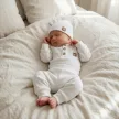 Zyzio & Zuzia uniszex 3 részes bordázott baba szett bodyval és sapkával fehér 56