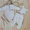 Zyzio & Zuzia uniszex 3 részes bordázott baba szett bodyval és sapkával fehér 56